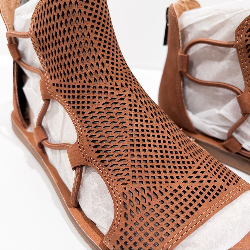 Lucky Brand Bartega Gladiator Flat Sandals Suede Perforated Back Zip Brown 6 NEW - Picture 8 of 13
